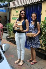 Kajal Aggarwal spotted at Farmer_s Cafe in bandra, mumbai on 11th April 2018 (7)_5aceffdca0aa3.JPG