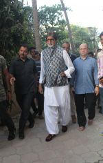 Amitabh Bachchan spotted at versova in mumbai on 20th April 2018 (2)_5ae047e4736c6.jpeg