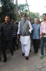 Amitabh Bachchan spotted at versova in mumbai on 20th April 2018 (3)_5ae047ee51994.jpeg