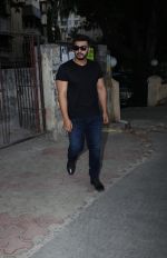 Arjun Kapoor spotted at Shoojit Sircar_s office in bandra on 19th April 2018 (2)_5ae02131d0413.jpeg
