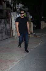 Arjun Kapoor spotted at Shoojit Sircar_s office in bandra on 19th April 2018 (2)_5ae0213480e86.jpg