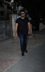 Arjun Kapoor spotted at Shoojit Sircar_s office in bandra on 19th April 2018 (3)_5ae02138aa235.jpeg