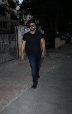 Arjun Kapoor spotted at Shoojit Sircar_s office in bandra on 19th April 2018 (4)_5ae0213fc38c2.jpeg
