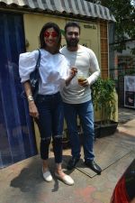 Shilpa Shetty & Raj Kundra spotted at Farmer_s Cafe in bandra, mumbai on 18th April 2018(19)_5ae016bb656d7.JPG