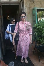 Twinkle Khanna spotted at bandra on 3rd May 2018 (5)_5aed62f92ca8e.jpg