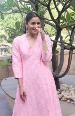 Alia Bhatt at Raazi media interactions in novotel juhu on 6th May 2018 (29)_5af06466b8ef1.jpg