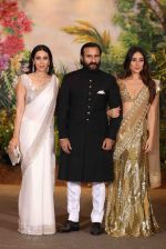 Karisma Kapoor, Saif Ali KHan, Kareena Kapoor at Sonam Kapoor and Anand Ahuja_s Wedding Reception on 8th May 2018 (264)_5af4400333680.JPG