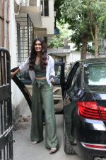 Diana Penty spotted at Bandra on 15th May 2018 (3)_5afbe1d66c75c.JPG