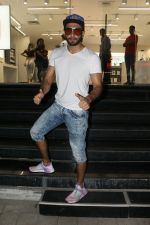 Ranveer Singh spotted at Maple store in bandra on 19th May 2018 (3)_5b029ff05343a.JPG