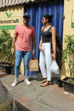Tusshar Kapoor spotted with a friend at Farmer_s Cafe in bandra on 18th May 2018 (1)_5b029b8c19766.JPG