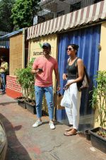 Tusshar Kapoor spotted with a friend at Farmer_s Cafe in bandra on 18th May 2018 (3)_5b029b91c7354.JPG