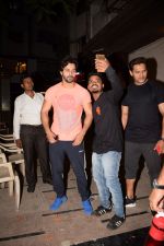 Varun Dhawan spotted at gym in juhu on 22nd May 2018 (15)_5b0543beded05.JPG