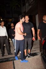 Varun Dhawan spotted at gym in juhu on 22nd May 2018 (16)_5b0543c0b3a3f.JPG