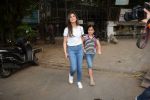 Riddhima Kapoor and daughter spotted at Kromakay Salon juhu on 29th May 2018 (20)_5b0eaa77be5e7.JPG
