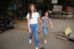 Riddhima Kapoor and daughter spotted at Kromakay Salon juhu on 29th May 2018 (23)_5b0eaa819f62e.JPG