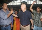 Anupam Kher travelled from CSMT to Bandra by harbour local as he completed 37 years in Mumbai on 2nd June 2018 (25)_5b12a5aaf220c.JPG