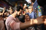 Varun Dhawan takes part in beach clean-up drive on the occasion of World environment day at juhu beach on 5th June 2018 (12)_5b177e9b23c4e.JPG