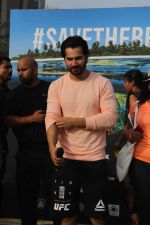 Varun Dhawan takes part in beach clean-up drive on the occasion of World environment day at juhu beach on 5th June 2018 (22)_5b177ebd01d0c.JPG