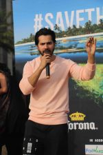 Varun Dhawan takes part in beach clean-up drive on the occasion of World environment day at juhu beach on 5th June 2018 (23)_5b177ebf97080.JPG