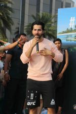 Varun Dhawan takes part in beach clean-up drive on the occasion of World environment day at juhu beach on 5th June 2018 (24)_5b177ec24782f.JPG