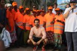 Varun Dhawan takes part in beach clean-up drive on the occasion of World environment day at juhu beach on 5th June 2018 (31)_5b177ed4a7c3f.JPG