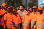 Varun Dhawan takes part in beach clean-up drive on the occasion of World environment day at juhu beach on 5th June 2018 (35)_5b177edf3e12b.JPG