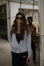 Daisy Shah Spotted At Sunny Sound Juhu on 6th June 2018 (1)_5b18d4034b217.JPG