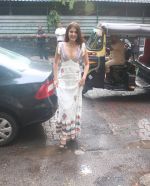 Rhea Chakraborty at the exclusive Preview of Summer Capsule Collection by Simply Simone at ATOSA in Khar on 7th June 2018 (14)_5b1a45a8c4208.JPG
