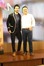 Varun Dhawan at the launch of Amish Tripati_s new book Suheldev in Title Waves, bandra on 11th June 2018 (1)_5b1f72d9bf225.JPG