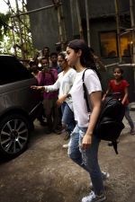 Alia Bhatt spotted at Kromakay salon in juhu on 12th June 2018 (1)_5b20b4d61d7c8.jpg