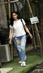 Alia Bhatt spotted at Kromakay salon in juhu on 12th June 2018 (2)_5b20b4d7ba993.jpg