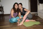 Surveen Chawla doing yoga on the eve of World Yoga Day at her andheri house on 20th June 2018 (9)_5b2b43ae98ab3.JPG