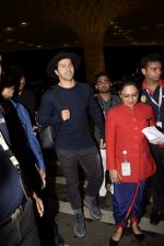 Varun Dhawan leaving for IIFA at international airport in mumbai on 21st June 2018 (32)_5b2c9aa2b5680.JPG