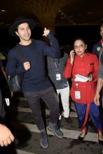 Varun Dhawan leaving for IIFA at international airport in mumbai on 21st June 2018 (34)_5b2c9aa5c039c.JPG