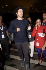 Varun Dhawan leaving for IIFA at international airport in mumbai on 21st June 2018 (35)_5b2c9aa784687.JPG