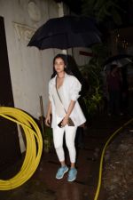 Sonal Chauhan spotted at juhu on 23rd June 2018 (2)_5b2f9047f238f.JPG