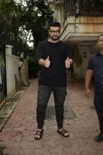 Arjun Kapoor birthday cake cutting at his juhu residence on 26th June 2018 (37)_5b3313f3d9f8b.jpg