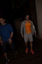 Varun Dhawan spotted at gym in juhu on 12th July 2018 (2)_5b485579373c5.JPG
