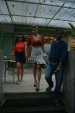 Mouni Roy spotted at Kitchen Garden in bandra on 22nd July 2018 (7)_5b557b75eea16.JPG
