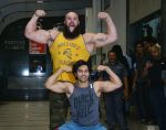 Varun Dhawan with WWE Superstar Braun Strowman at gym in Khar on 22nd July 2018 (11)_5b557bac52cf0.jpg