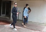 Malaika Arora , Kareena Kapoor spotted at Pilates gym in khar on 4th Aug 2018 (10)_5b67c433c567b.jpg