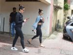 Malaika Arora , Kareena Kapoor spotted at Pilates gym in khar on 4th Aug 2018 (11)_5b67c496728af.jpg
