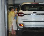 Soha Ali Khan With Daughter Inaaya Sptted At Bandra on 6th Aug 2018 (6)_5b6a9173d8808.jpg