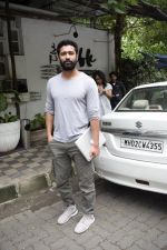 Vicky Kaushal Spotted At Fable Juhu on 6th Aug 2018 (5)_5b6a91a31602c.JPG