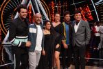 Sonakshi Sinha, Jassi Gill, Manish Paul,  Anu Malik, Neha Kakkar and Vishal Dadlani On The Sets Of Sony Indian Idol in Yashraj Studio, Andheri on 8th Aug 2018 (23)_5b6bea29b9031.JPG
