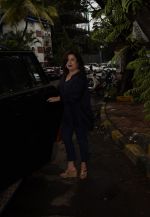 Farah Khan Spotted At Kromakay Salon In Juhu on 12th Aug 2018 (1)_5b713c66d4113.jpg