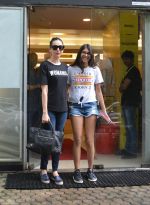 Karisma Kapoor & Daughter Samiera Spotted At Crossword Bandra on 12th Aug 2018 (5)_5b713bf457221.jpg