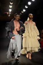 Prateik Babbar as the show stopper for BYE FELICIA BY CHOLA at Lakme Fashion Show on 22nd Aug 2018 (24)_5b8169283b097.JPG