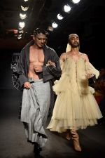 Prateik Babbar as the show stopper for BYE FELICIA BY CHOLA at Lakme Fashion Show on 22nd Aug 2018 (25)_5b81692aa40fc.JPG