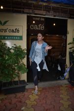 Huma Qureshi spotted at farmer_s cafe in bandra on 24th Aug 2018 (17)_5b83932be8a05.JPG